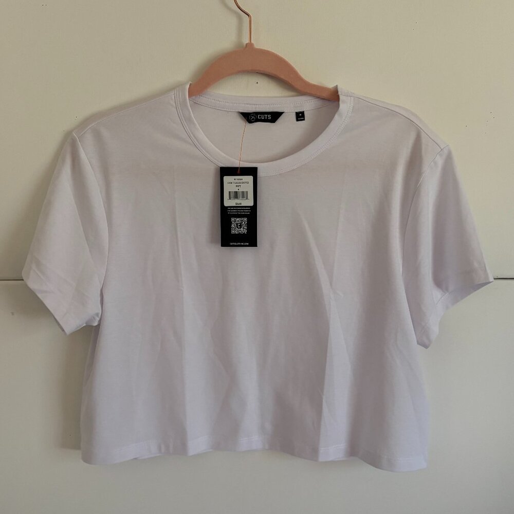 NWT CUTS Women White Crew Classic Tomboy Cropped Short Sleeve T-Shirt Size M